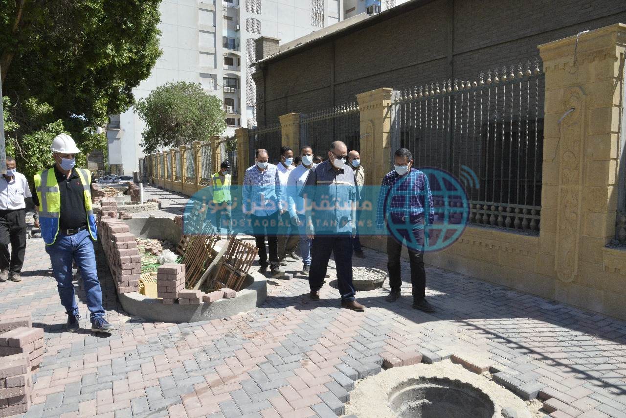 محافظ أسيوط يتابع أعمال تطوير سور محطة المياه التشيكى بكورنيش النيل (11)