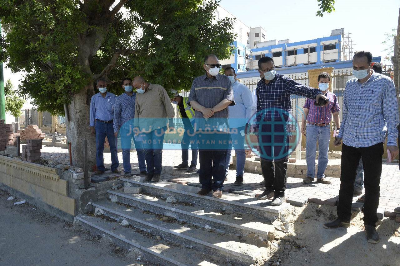 محافظ أسيوط يتابع أعمال تطوير سور محطة المياه التشيكى بكورنيش النيل (6)