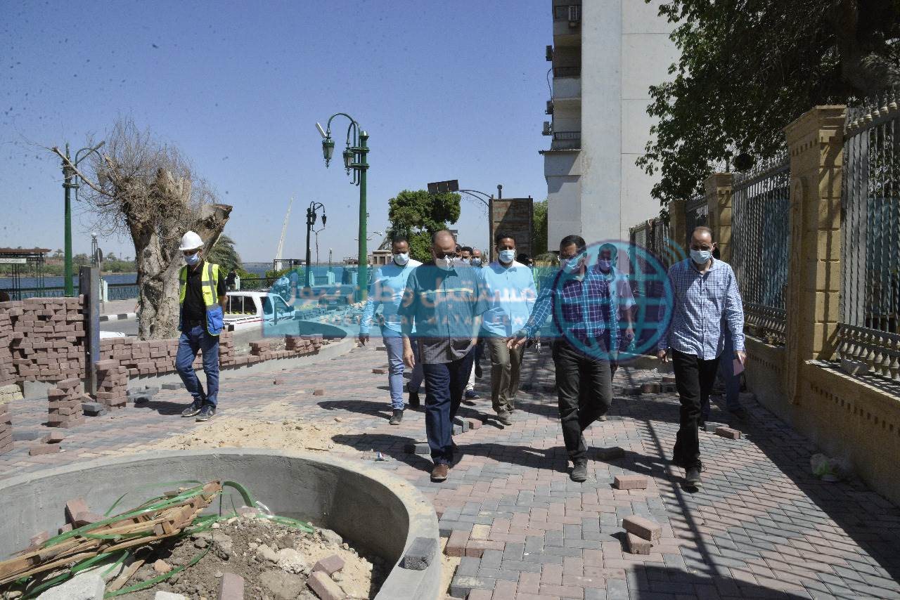 محافظ أسيوط يتابع أعمال تطوير سور محطة المياه التشيكى بكورنيش النيل (4)