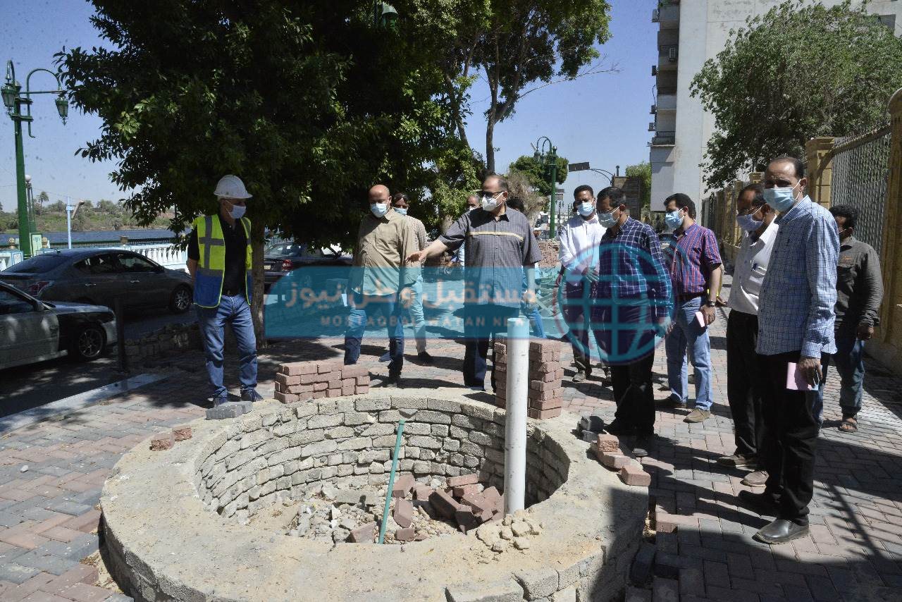 محافظ أسيوط يتابع أعمال تطوير سور محطة المياه التشيكى بكورنيش النيل (2)