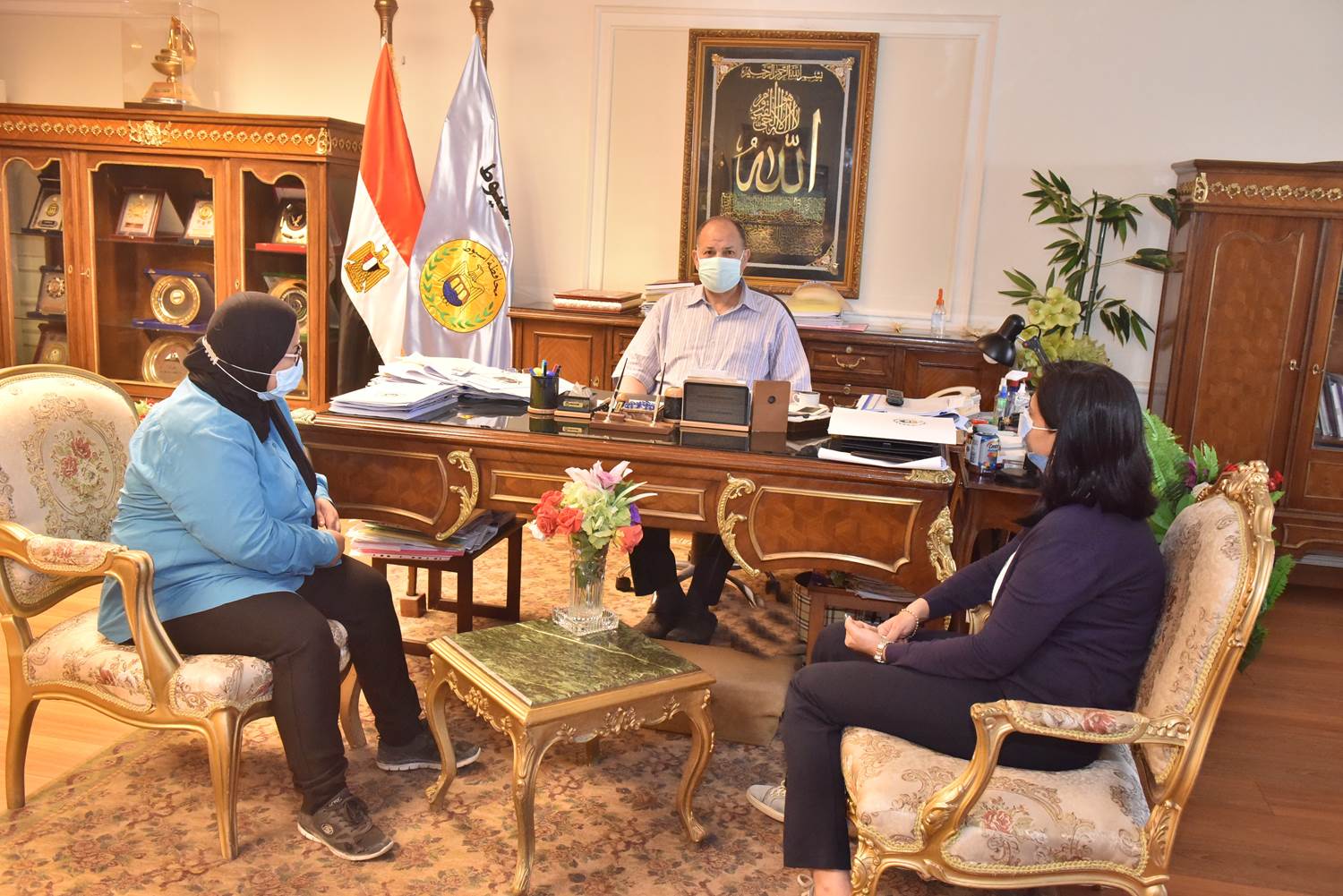 محافظ أسيوط يلتقي مدير وحدة مركز المعلومات والمرافق الأساسية  (2)