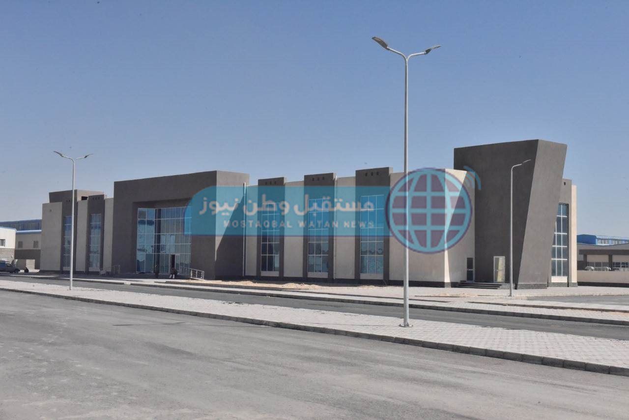 محافظ أسيوط يتفقد الرصف بمجمع الصناعات الصغيرة والمتوسطة بعرب العوامر (10)