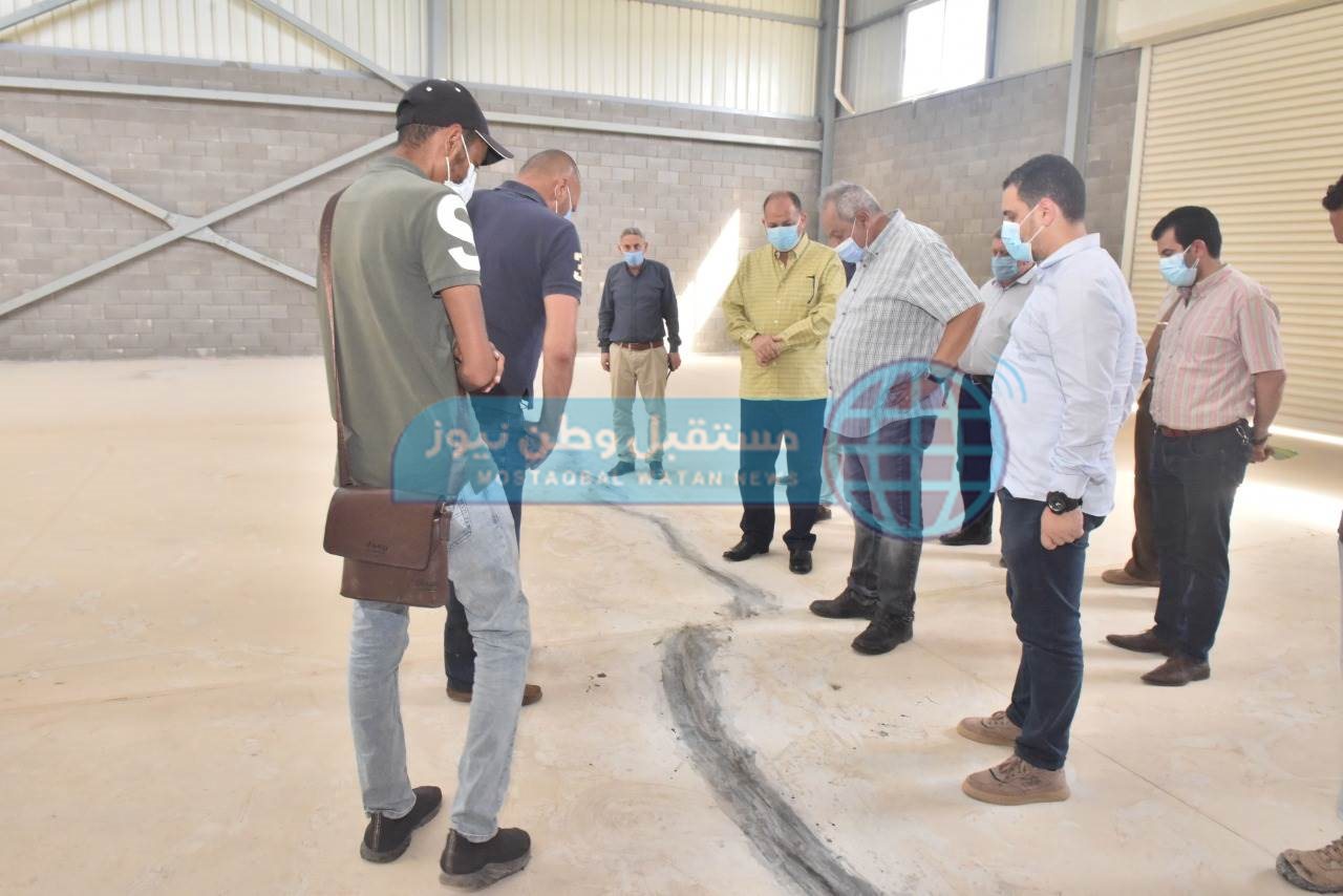 محافظ أسيوط يتفقد الرصف بمجمع الصناعات الصغيرة والمتوسطة بعرب العوامر (7)