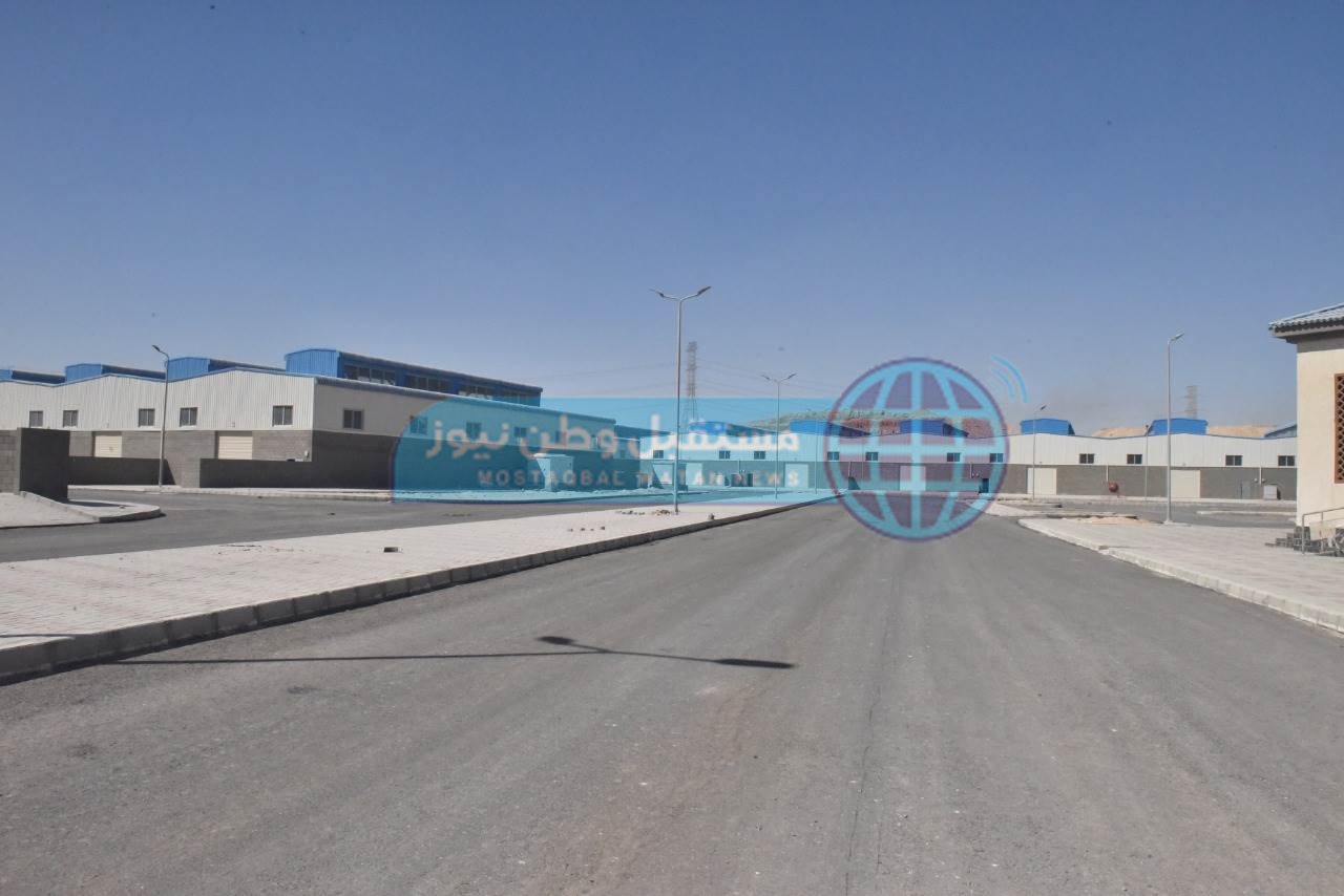 محافظ أسيوط يتفقد الرصف بمجمع الصناعات الصغيرة والمتوسطة بعرب العوامر (3)