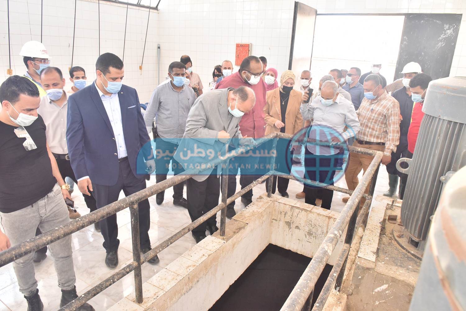 محافظ أسيوط يتفقد محطة رفع صرف صحي الحما وبعض شبكات الصرف بمنفلوط (8)