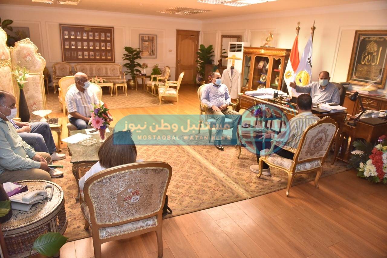لقاء محافظ أسيوط مع مسئولي الطرق (3)
