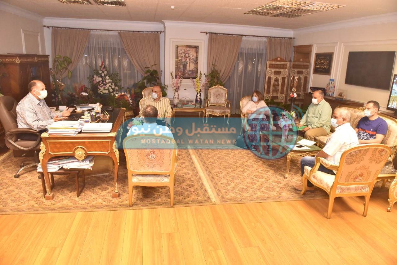 لقاء محافظ أسيوط مع مسئولي الطرق (2)