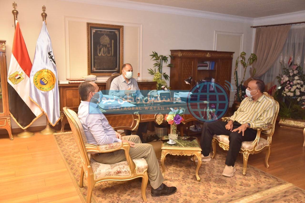 لقاء محافظ أسيوط مع مسئولي الطرق (1)