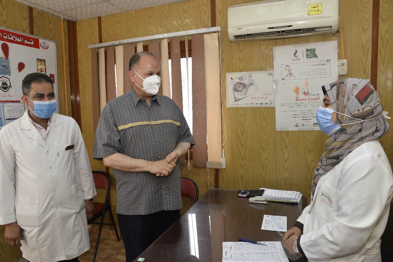 محافظ أسيوط يتفقد مركز تطعيم لقاح كورونا بالمركز الاقليمي لخدمات نقل الدم (11)