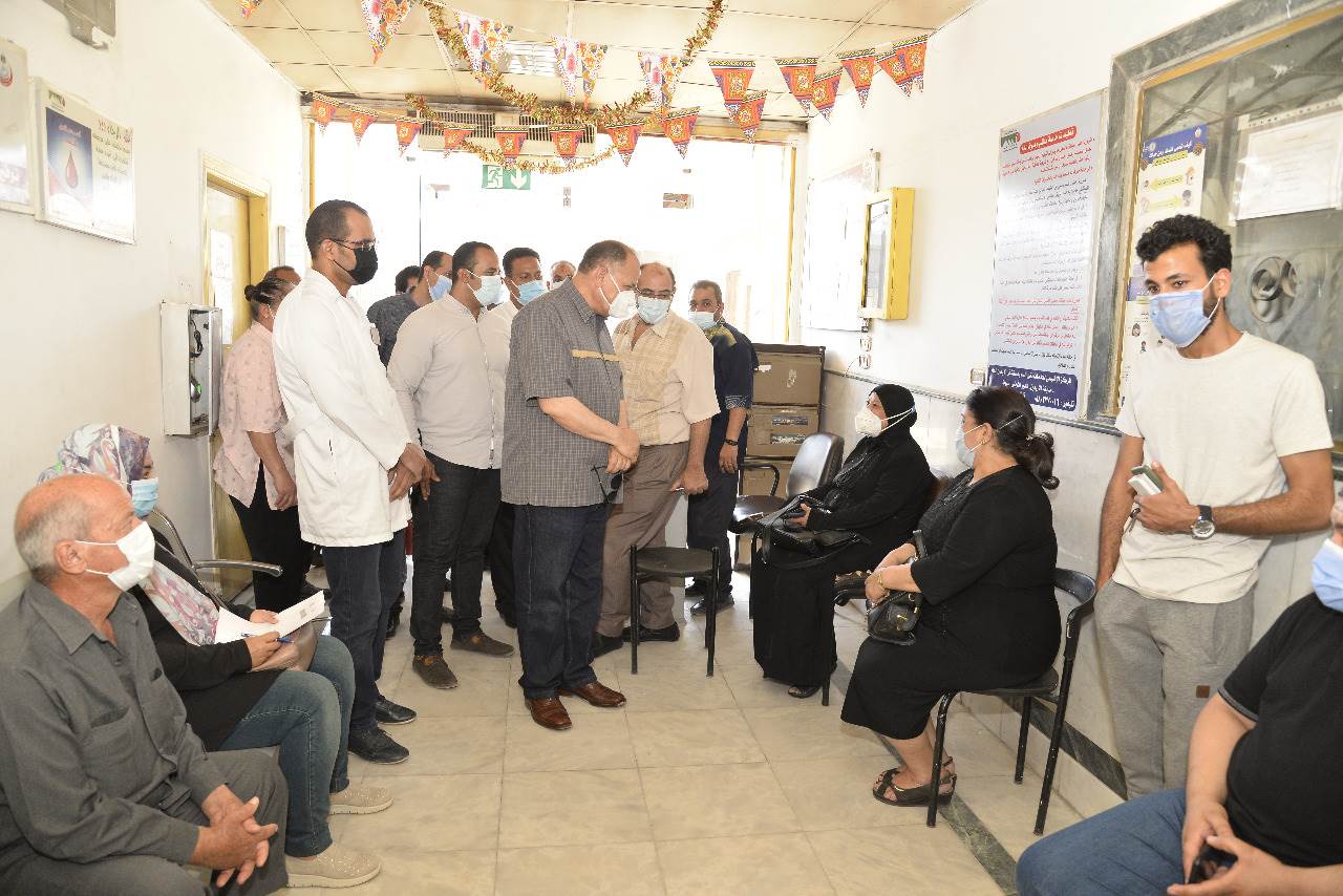 محافظ أسيوط يتفقد مركز تطعيم لقاح كورونا بالمركز الاقليمي لخدمات نقل الدم (5)