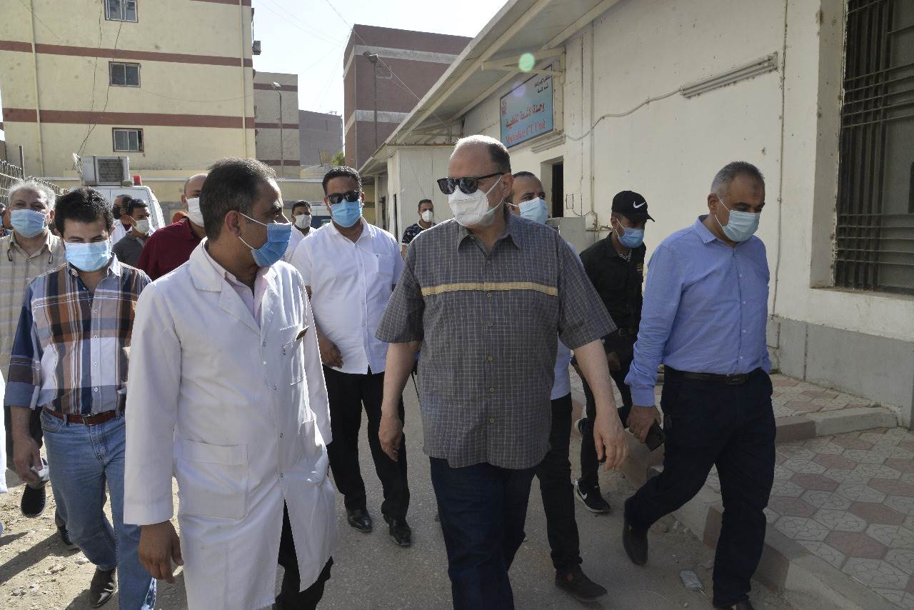 محافظ أسيوط يتفقد مركز تطعيم لقاح كورونا بالمركز الاقليمي لخدمات نقل الدم (2)