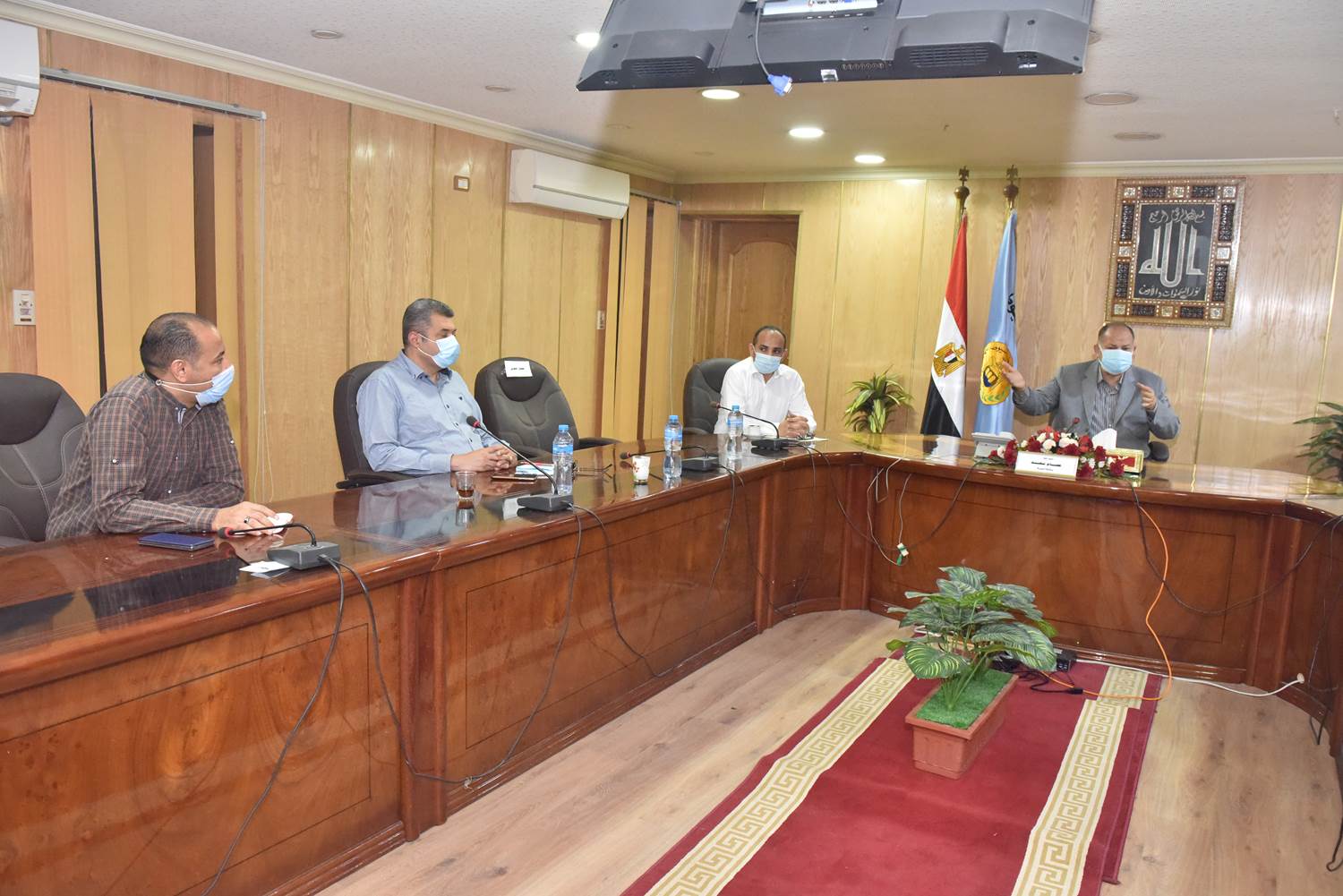 محافظ أسيوط يجتمع مع مسئولي الصرف الصحي لتذليل العقبات لتشغيل مشروع صرف صحي ديروط (10)