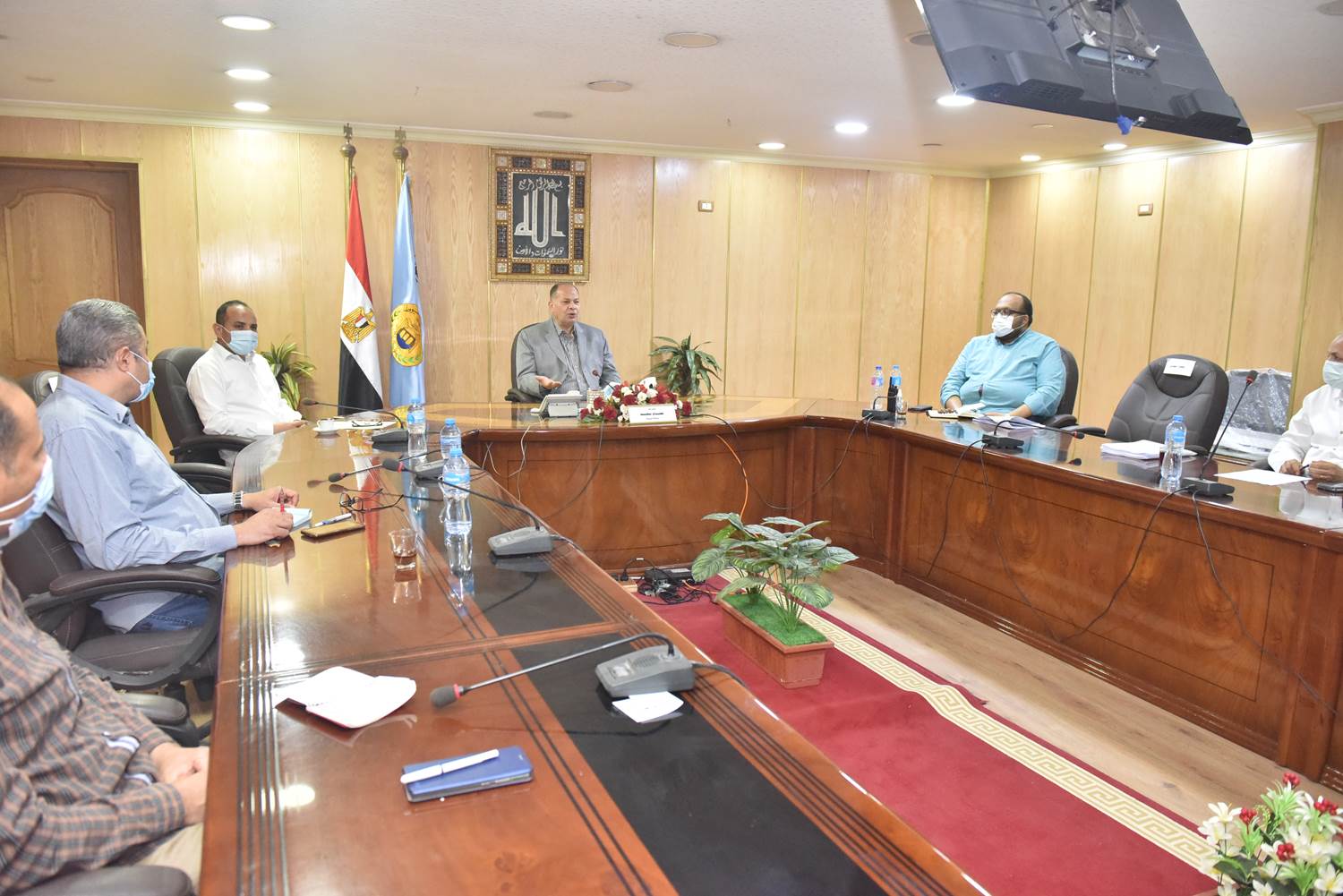 محافظ أسيوط يجتمع مع مسئولي الصرف الصحي لتذليل العقبات لتشغيل مشروع صرف صحي ديروط (4)