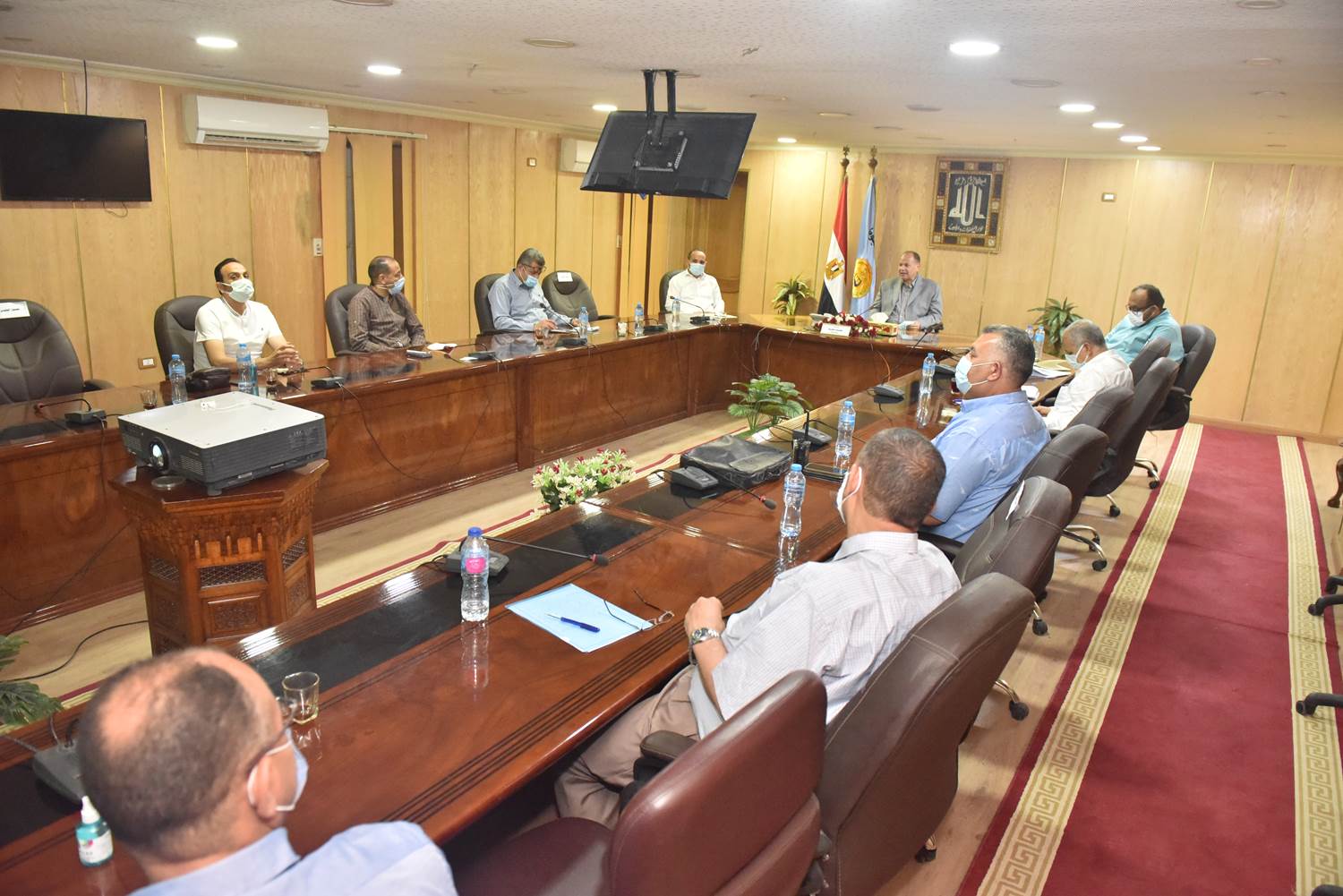 محافظ أسيوط يجتمع مع مسئولي الصرف الصحي لتذليل العقبات لتشغيل مشروع صرف صحي ديروط (2)