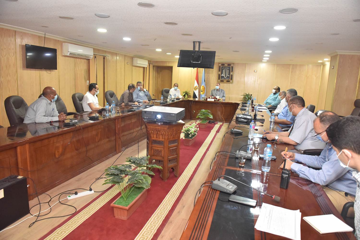 محافظ أسيوط يجتمع مع مسئولي الصرف الصحي لتذليل العقبات لتشغيل مشروع صرف صحي ديروط (1)