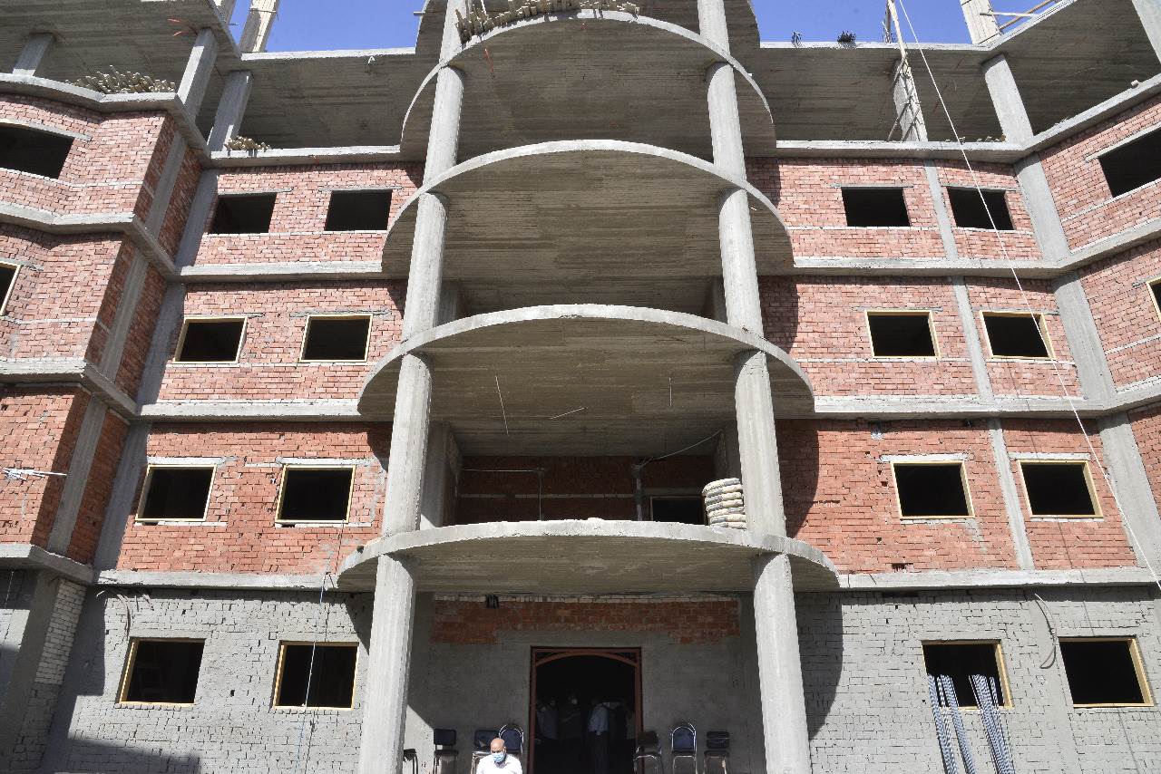 محافظ أسيوط يتفقد أعمال تجهيز مقر مركز معلومات شبكات المرافق والبنية الأساسية (15)