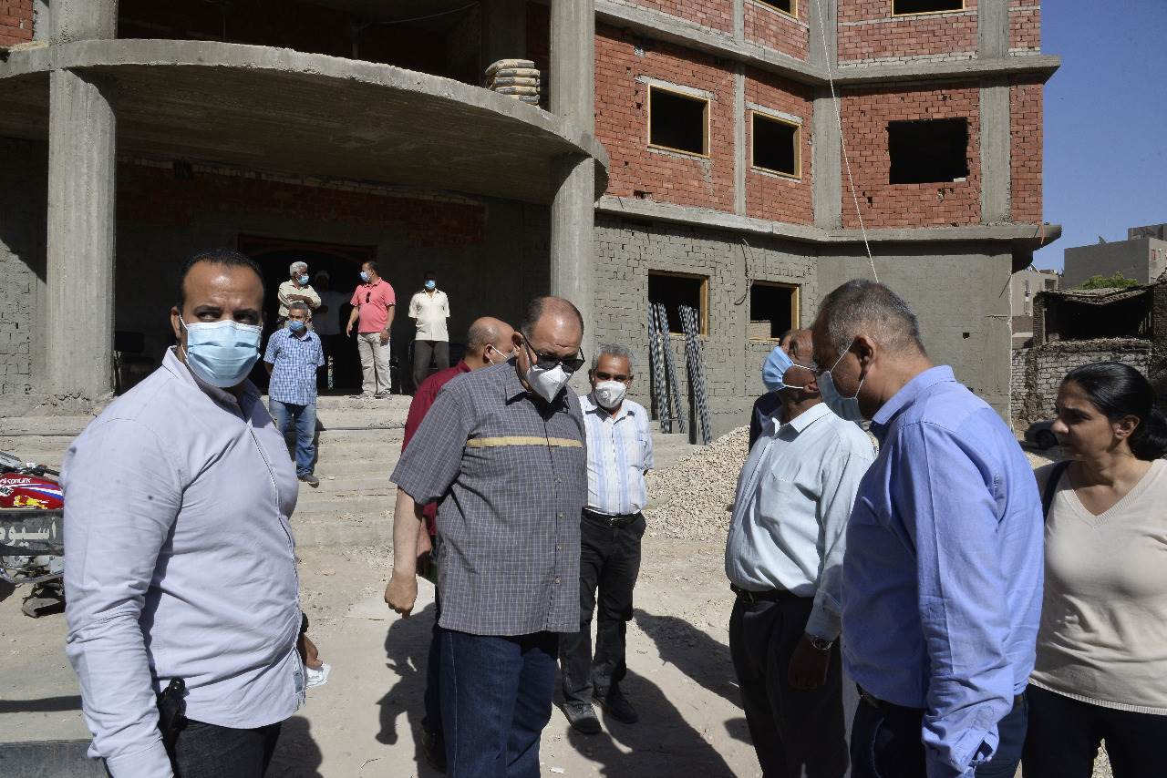 محافظ أسيوط يتفقد أعمال تجهيز مقر مركز معلومات شبكات المرافق والبنية الأساسية (14)