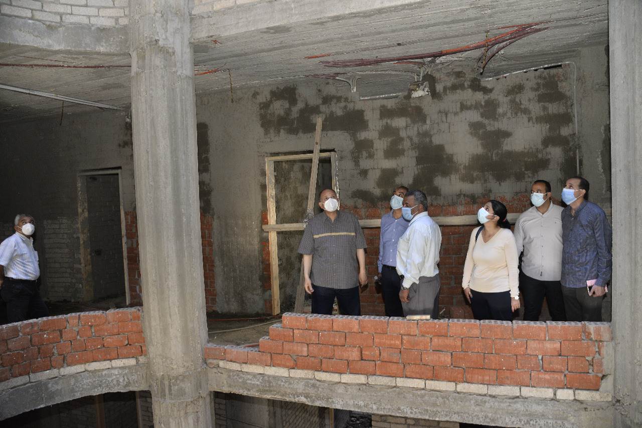 محافظ أسيوط يتفقد أعمال تجهيز مقر مركز معلومات شبكات المرافق والبنية الأساسية (9)