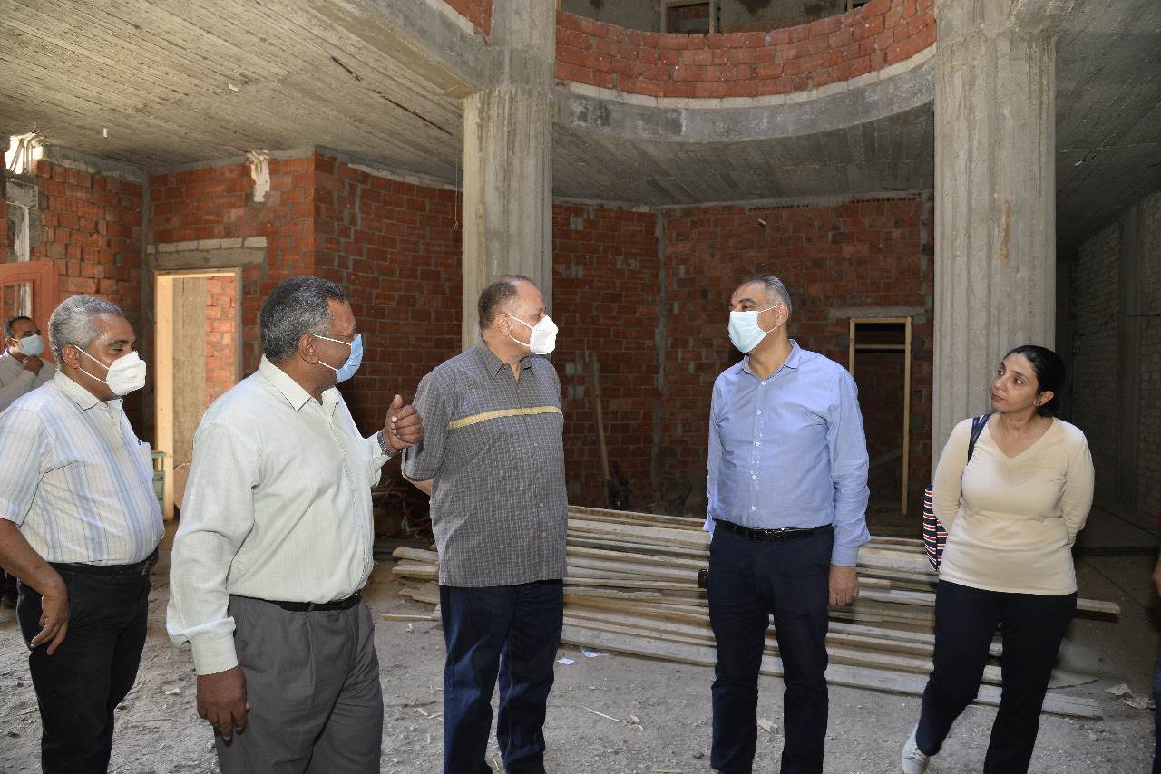 محافظ أسيوط يتفقد أعمال تجهيز مقر مركز معلومات شبكات المرافق والبنية الأساسية (2)