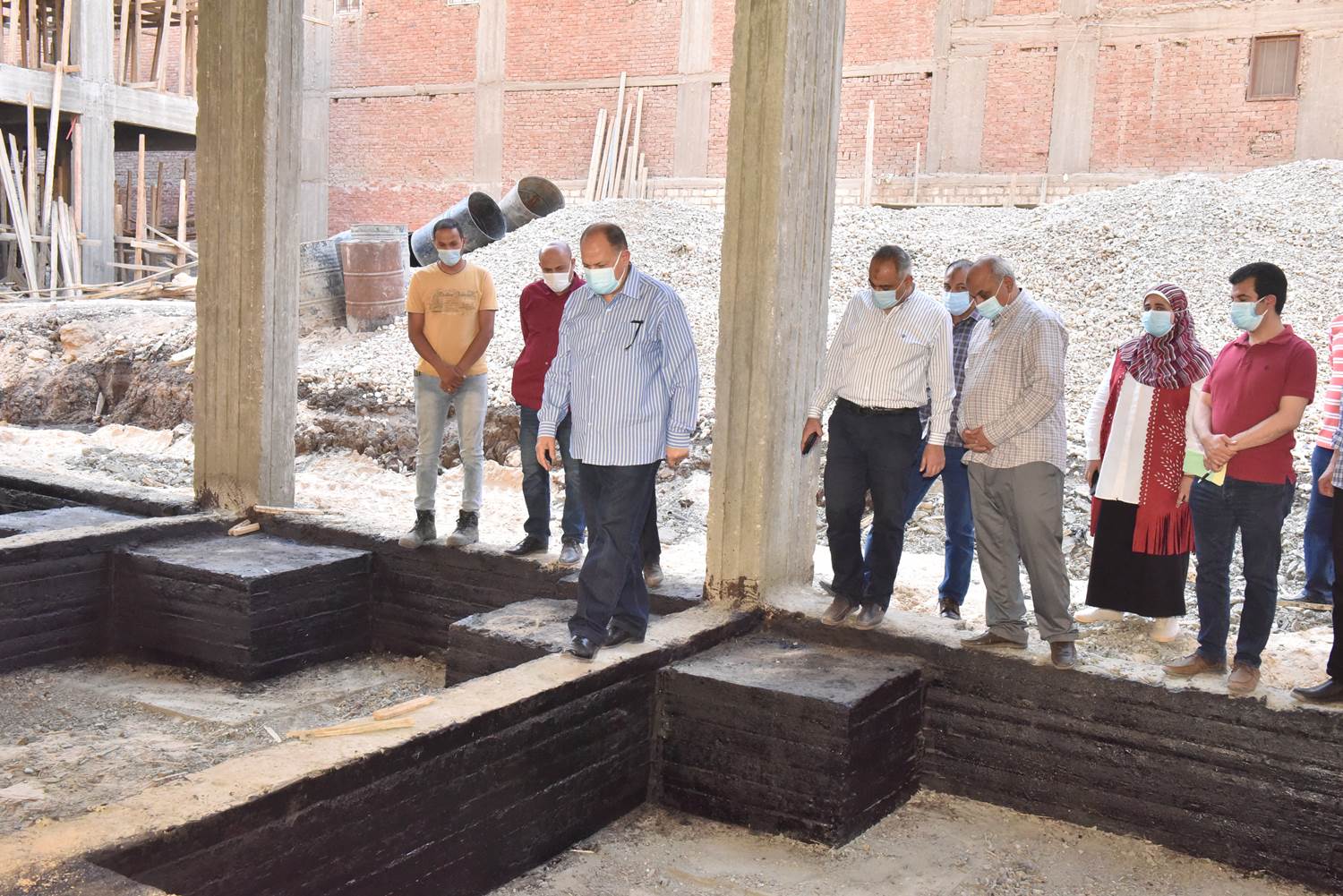 محافظ أسيوط يتفقد إنشاء مدرسة التجاريين الرسمية لغات  (12)