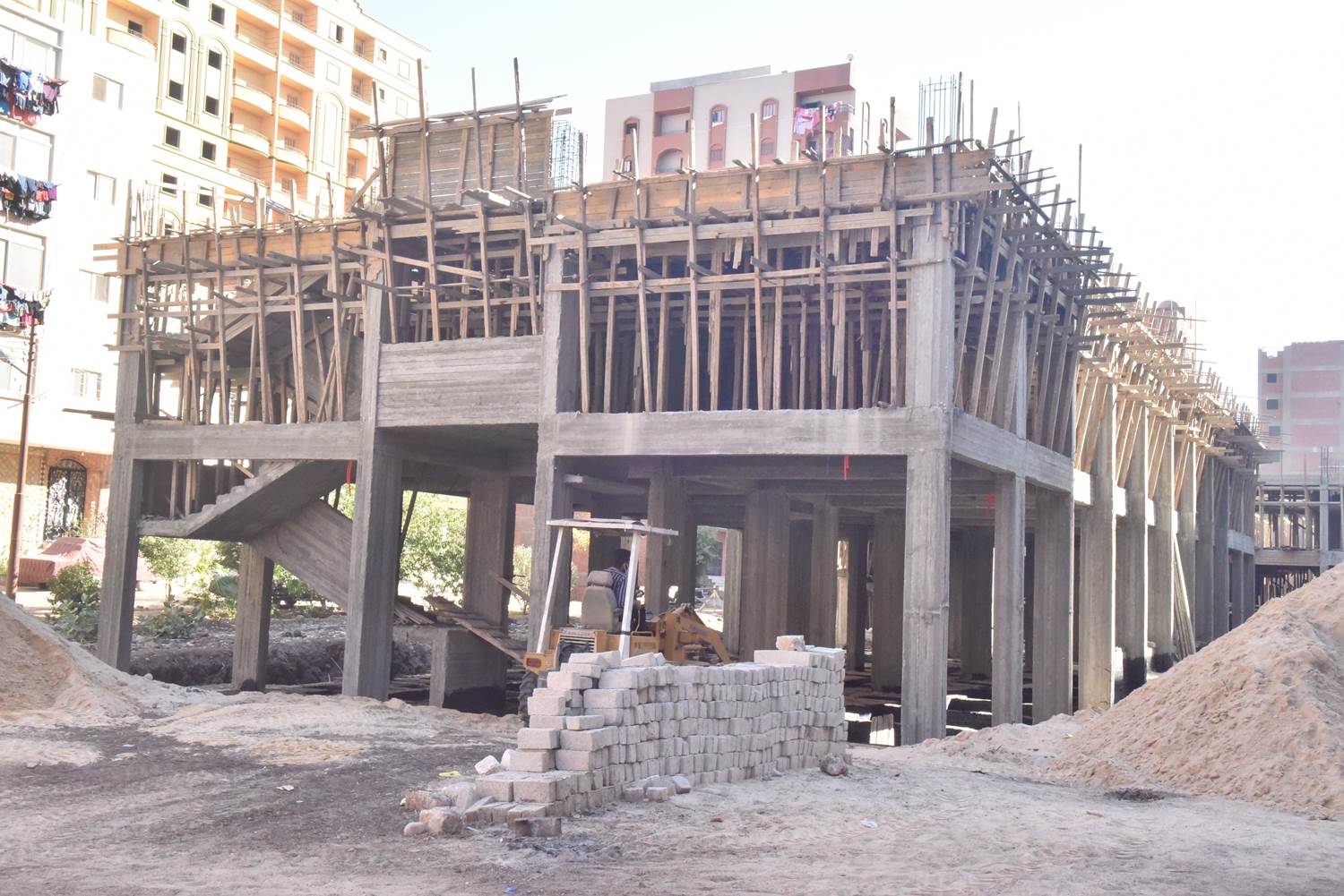 محافظ أسيوط يتفقد إنشاء مدرسة التجاريين الرسمية لغات  (4)