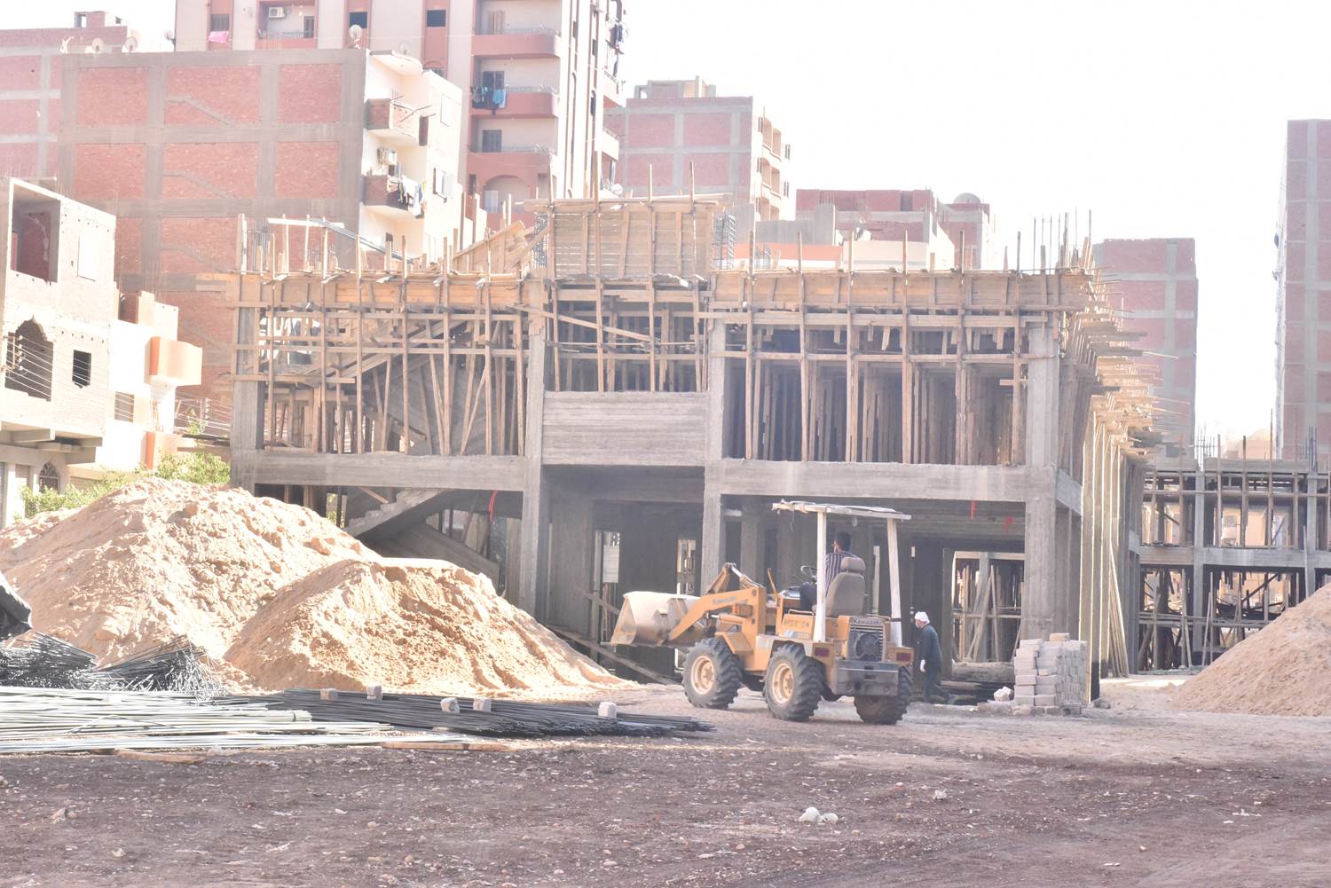 محافظ أسيوط يتفقد إنشاء مدرسة التجاريين الرسمية لغات  (2)