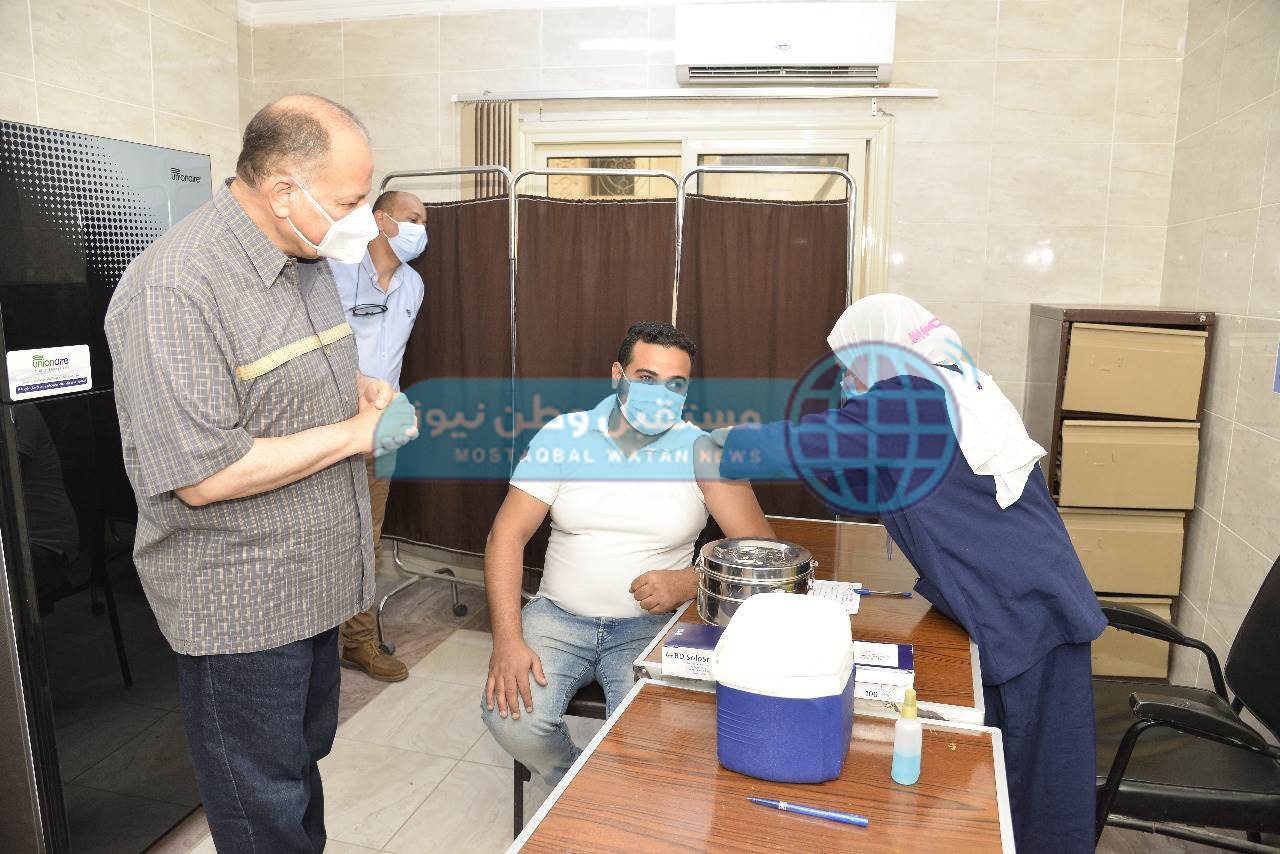 محافظ أسيوط يتفقد سير العمل بمركز تطعيم المواطنين بلقاح كورونا بمركز رعاية طفل قلتة (12)