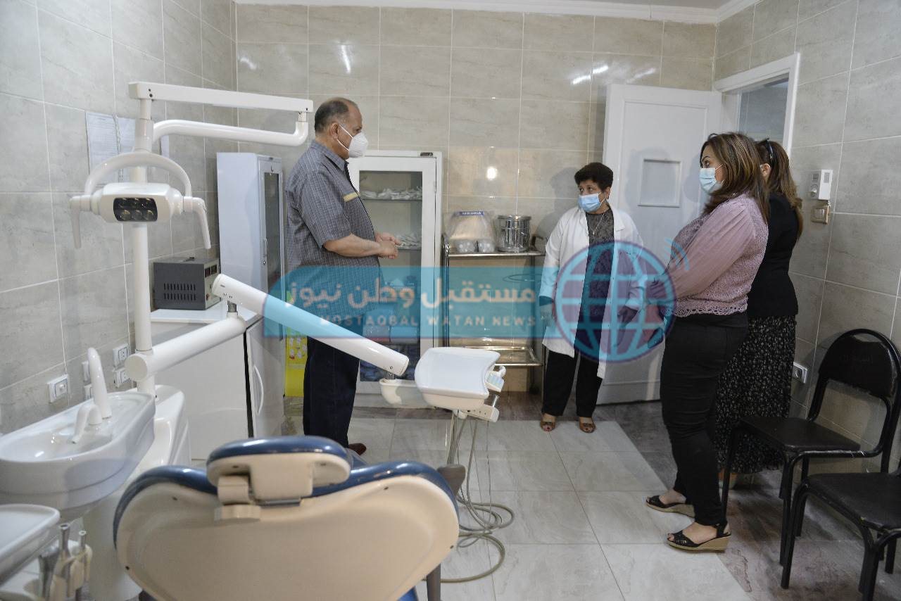 محافظ أسيوط يتفقد سير العمل بمركز تطعيم المواطنين بلقاح كورونا بمركز رعاية طفل قلتة (8)