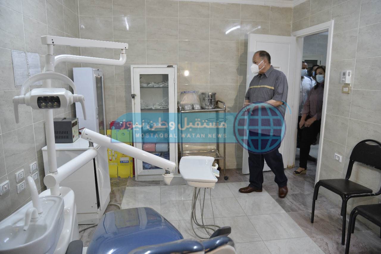 محافظ أسيوط يتفقد سير العمل بمركز تطعيم المواطنين بلقاح كورونا بمركز رعاية طفل قلتة (7)