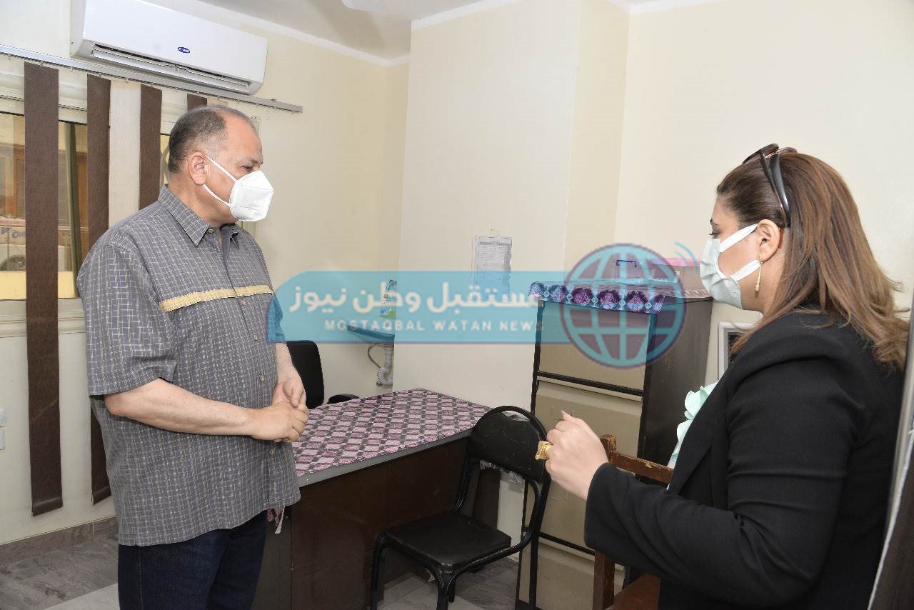 محافظ أسيوط يتفقد سير العمل بمركز تطعيم المواطنين بلقاح كورونا بمركز رعاية طفل قلتة (5)