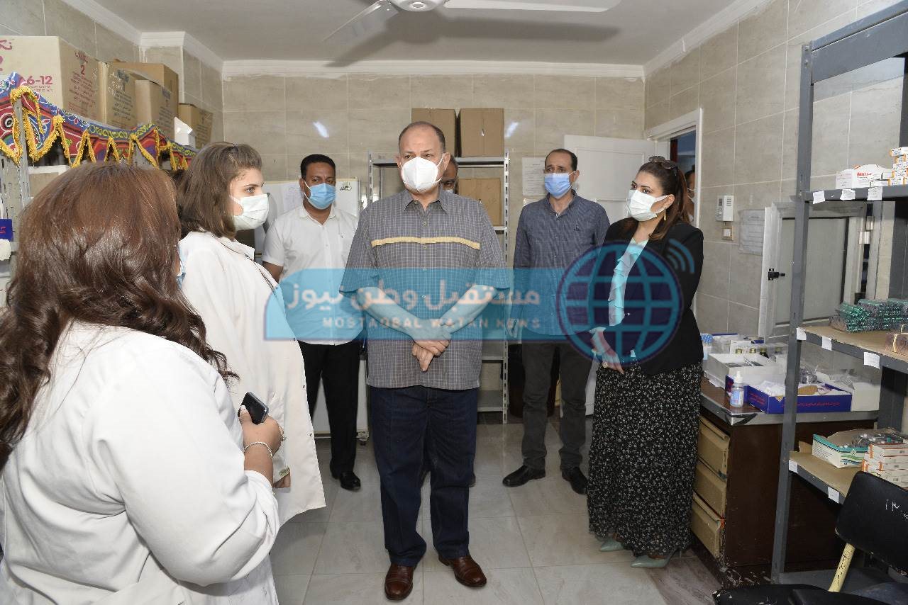 محافظ أسيوط يتفقد سير العمل بمركز تطعيم المواطنين بلقاح كورونا بمركز رعاية طفل قلتة (4)