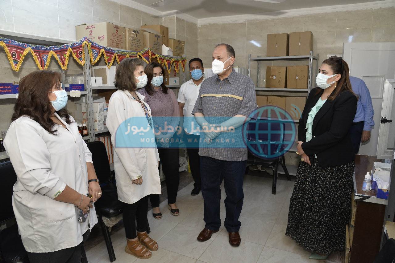 محافظ أسيوط يتفقد سير العمل بمركز تطعيم المواطنين بلقاح كورونا بمركز رعاية طفل قلتة (3)