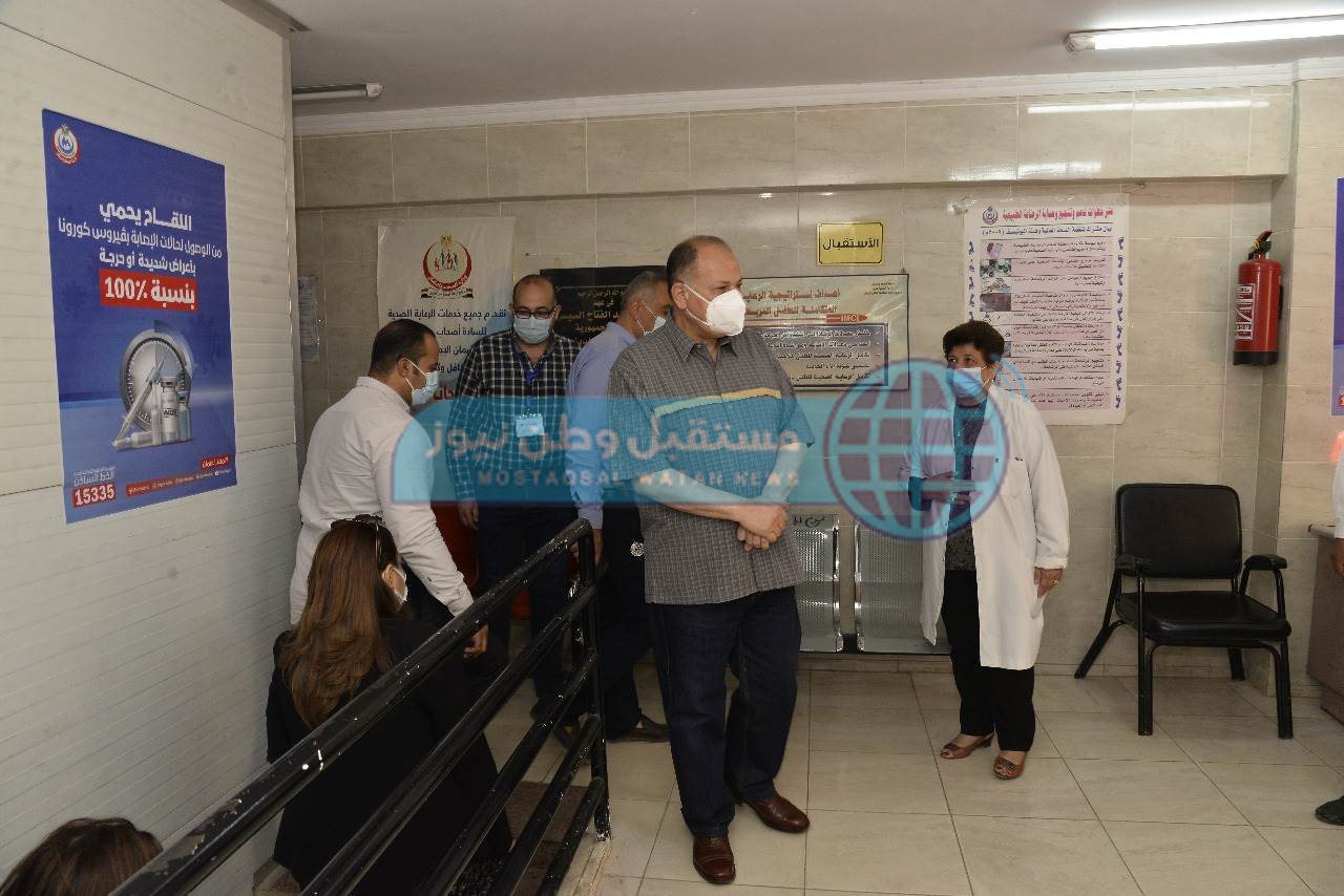 محافظ أسيوط يتفقد سير العمل بمركز تطعيم المواطنين بلقاح كورونا بمركز رعاية طفل قلتة (1)