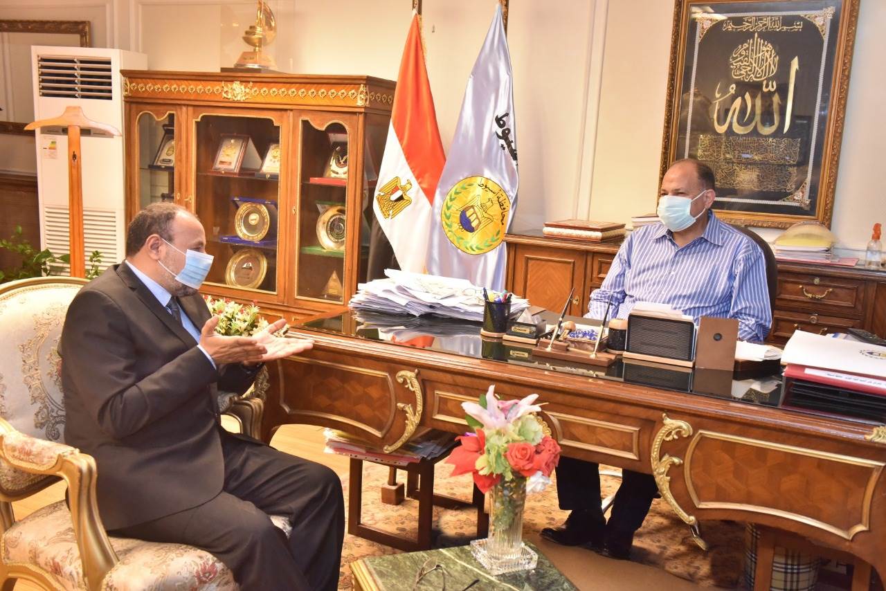محافظ أسيوط يلتقي نائب رئيس جامعة الأزهر  (3)
