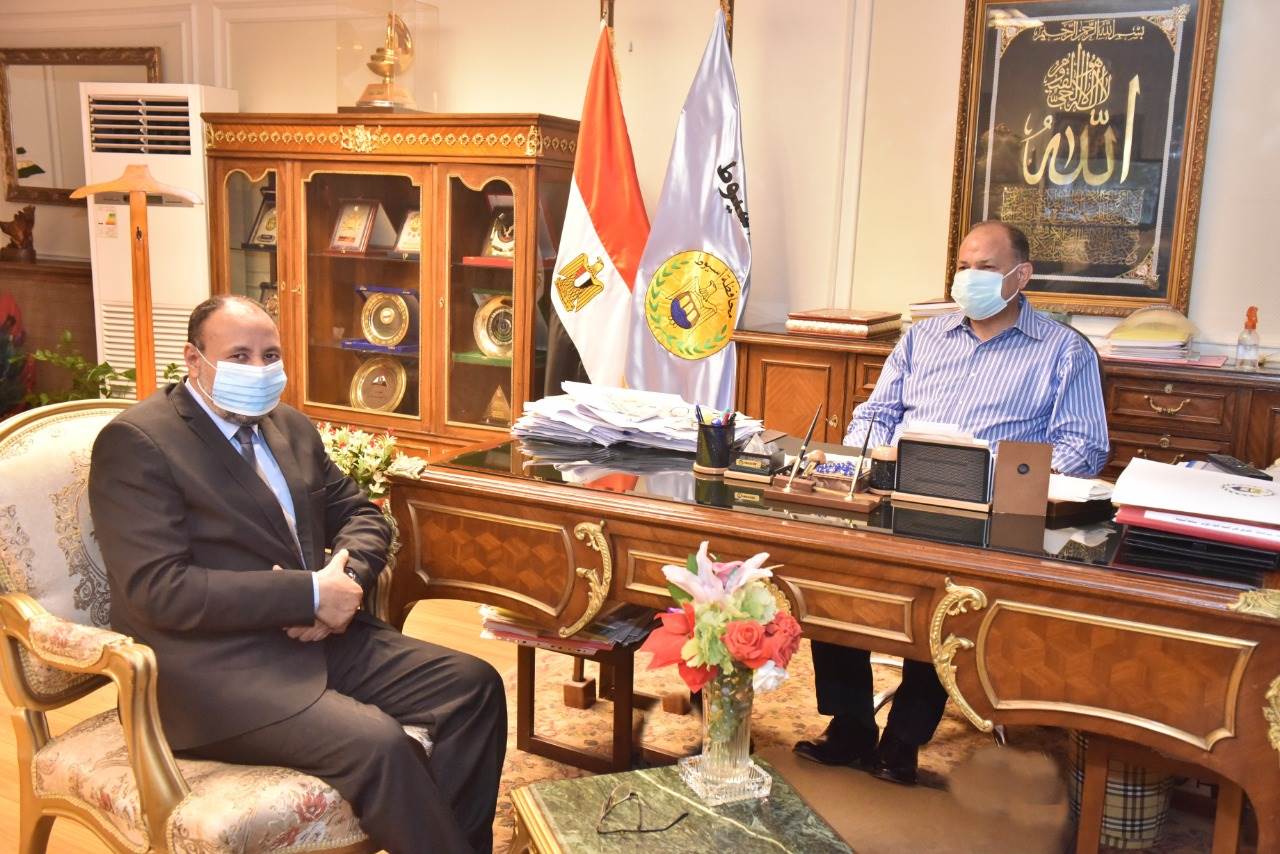 محافظ أسيوط يلتقي نائب رئيس جامعة الأزهر  (1)