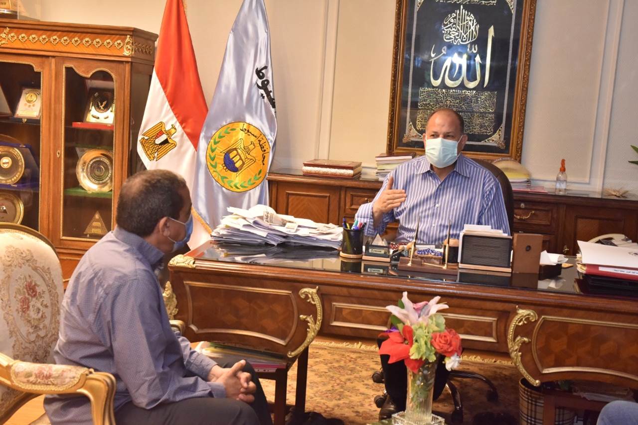 محافظ أسيوط يلتقى مدير ادارة المواقف  (2)