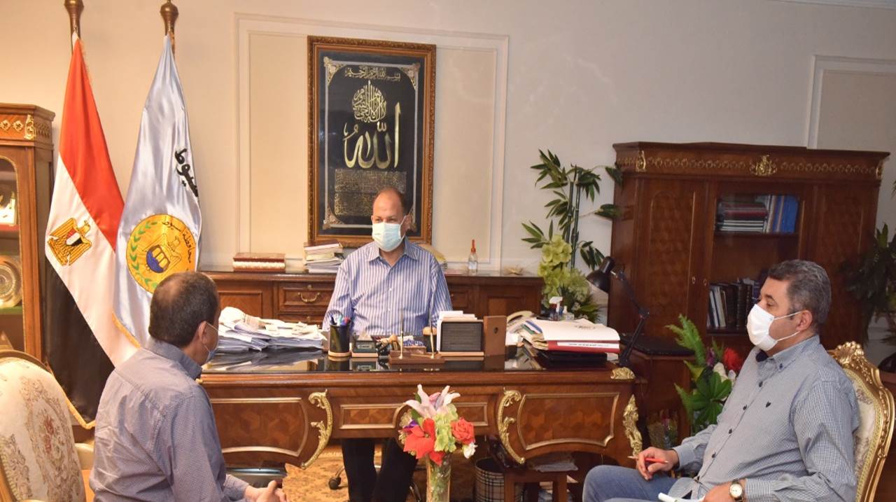 محافظ أسيوط يلتقى مدير ادارة المواقف  (1)