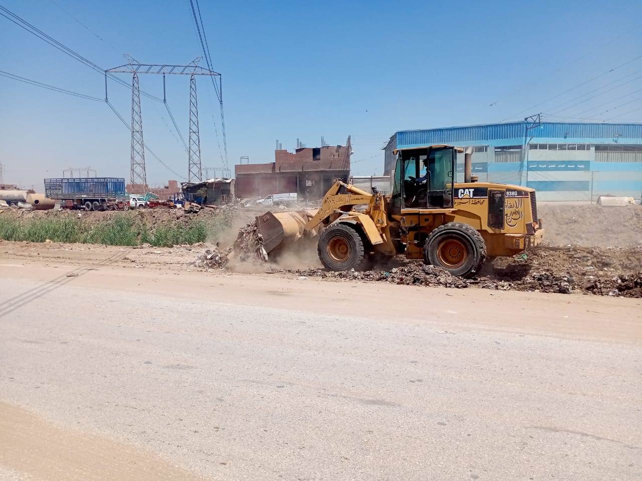 وحدة الانقاذ السريع ترفع مخلفات مباني وقمامة بالطريق الدائري  (5)