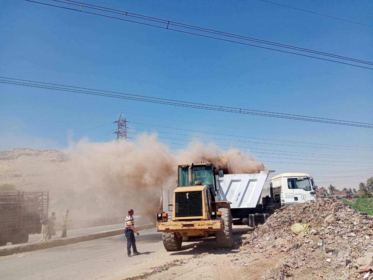 وحدة الانقاذ السريع ترفع مخلفات مباني وقمامة بالطريق الدائري  (3)