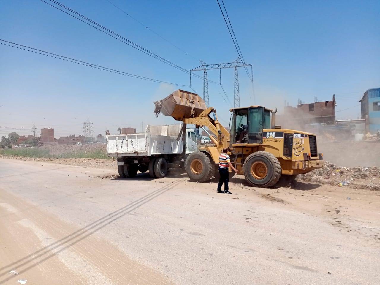 وحدة الانقاذ السريع ترفع مخلفات مباني وقمامة بالطريق الدائري  (1)