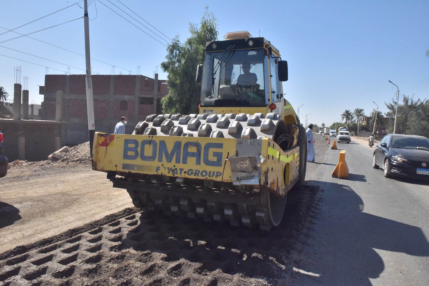 محافظ أسيوط يتفقد رصف طريق أسيوط – أبوتيج الزراعي (13)