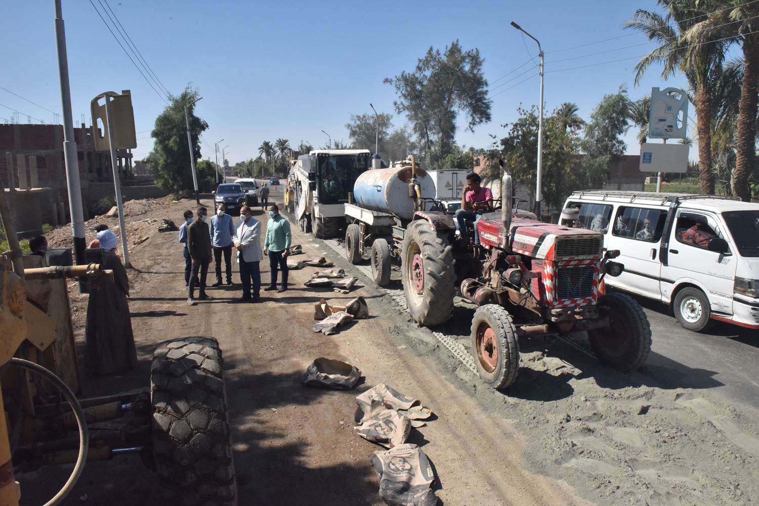 محافظ أسيوط يتفقد رصف طريق أسيوط – أبوتيج الزراعي (6)