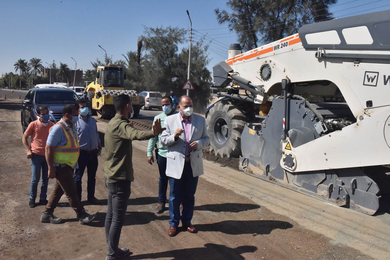 محافظ أسيوط يتفقد رصف طريق أسيوط – أبوتيج الزراعي (4)