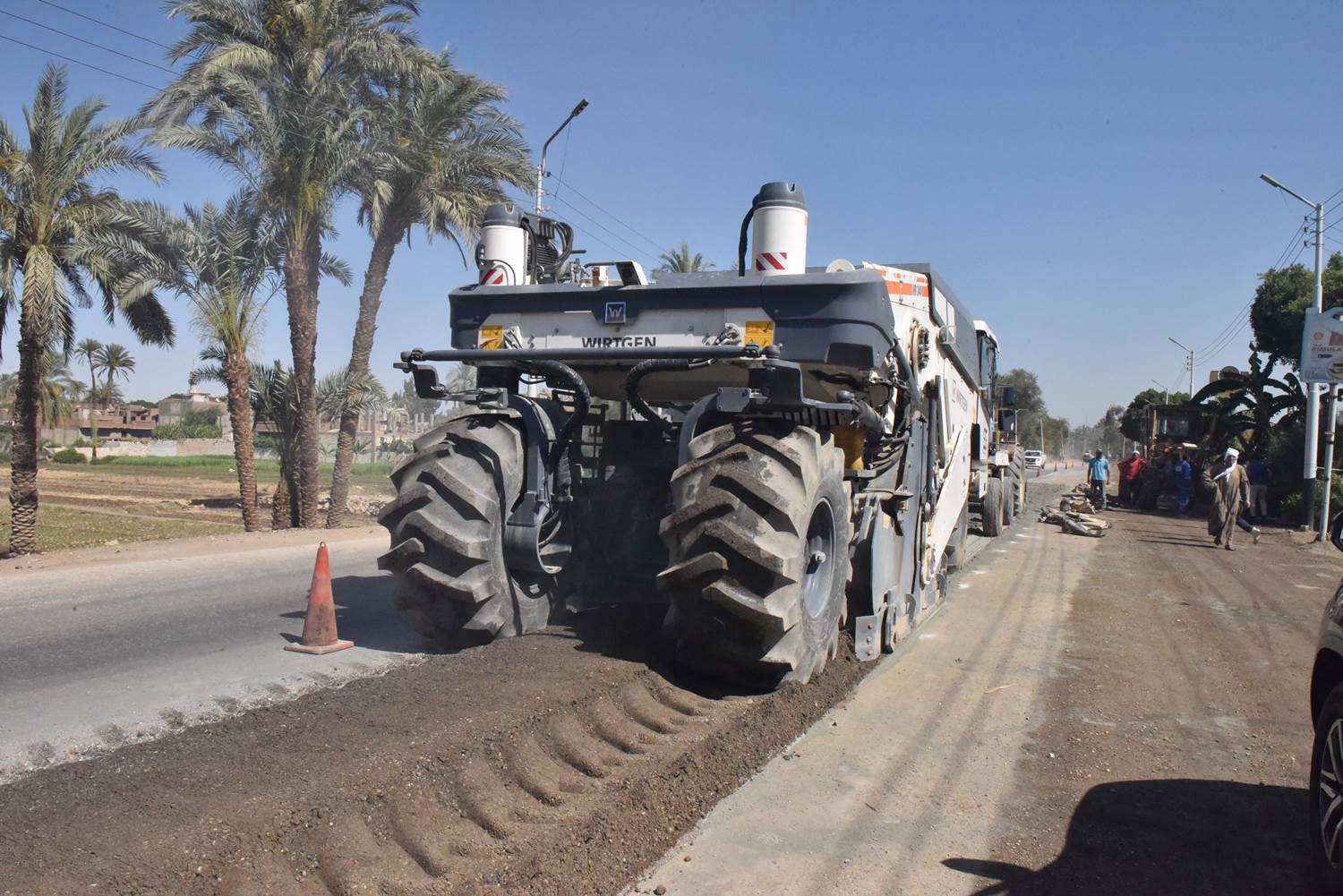 محافظ أسيوط يتفقد رصف طريق أسيوط – أبوتيج الزراعي (1)