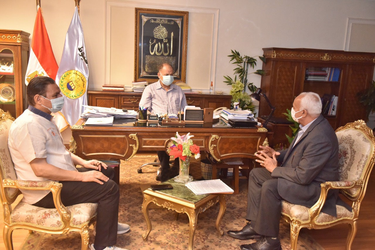 محافظ أسيوط يلتقي مسئولي التربية والتعليم (2)