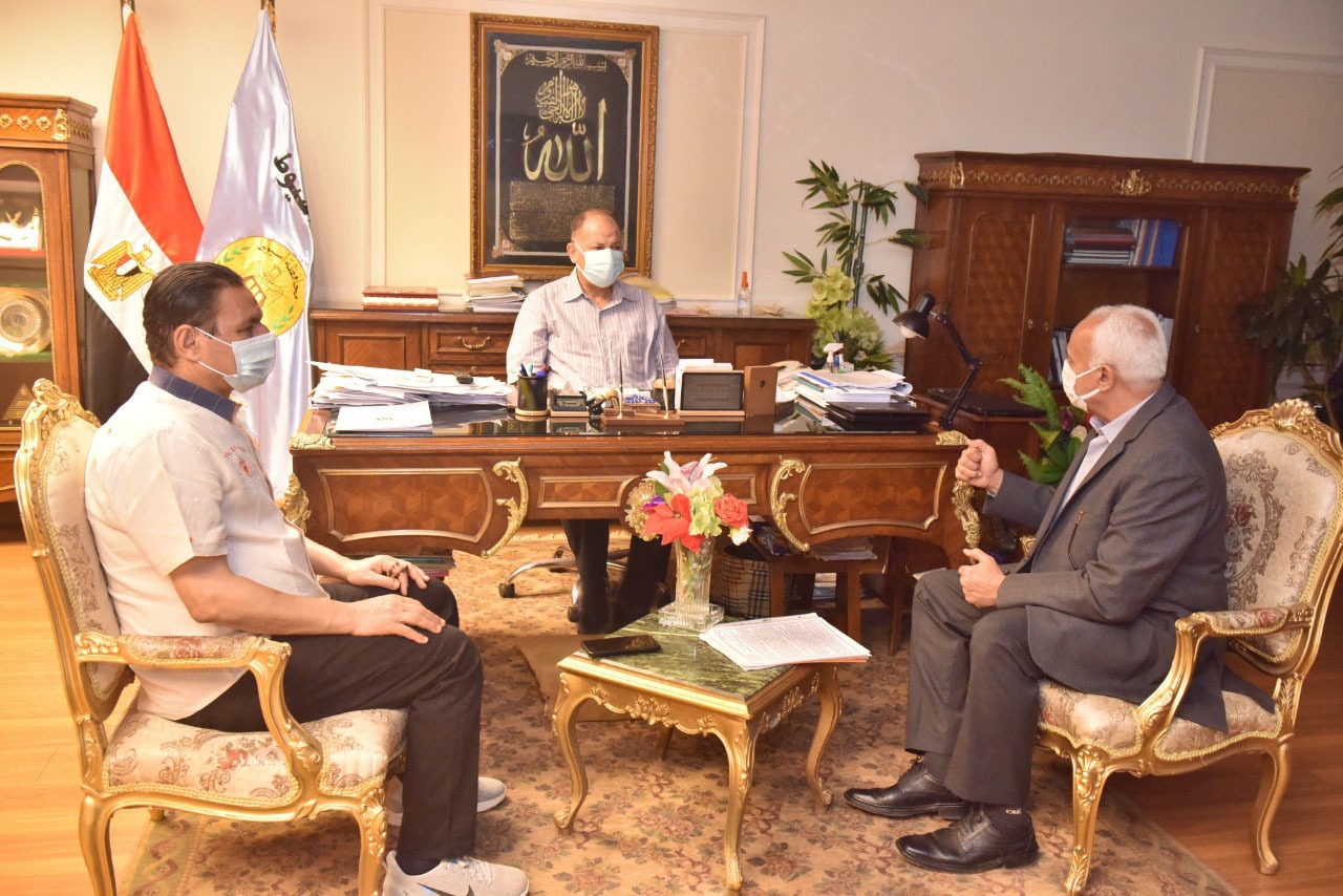 محافظ أسيوط يلتقي مسئولي التربية والتعليم (1)