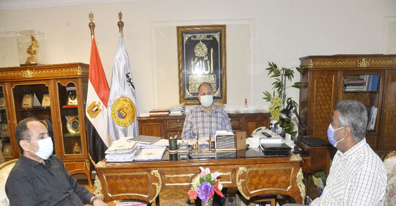لقاء محافظ أسيوط مع مدير العبارات النهرية (1)