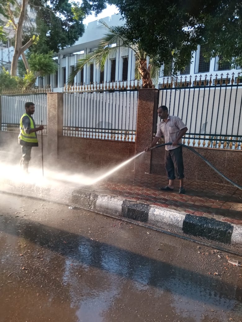 حملات مكثغة لنظافة وغسل الأرصفة والشوارع والميادين الحيوية بحي شرق (9)