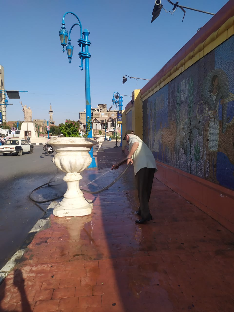 حملات مكثغة لنظافة وغسل الأرصفة والشوارع والميادين الحيوية بحي شرق (2)