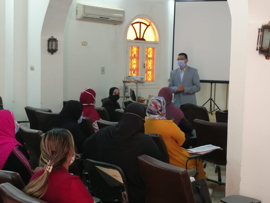 قومي المرأة يختتم حملة طرق الأبواب في الوادي الجديد  (2)